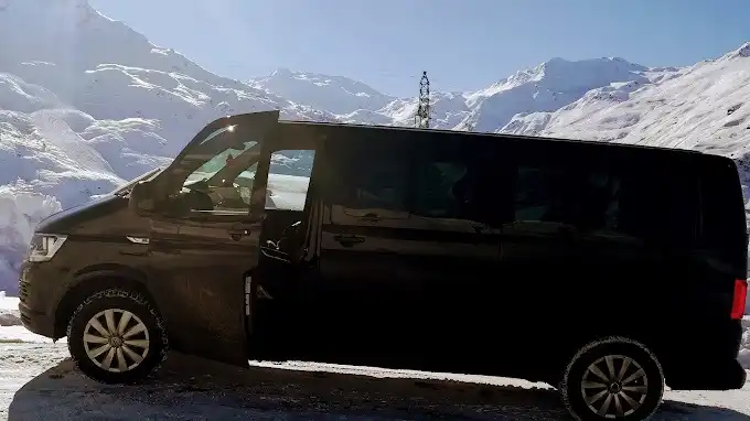 Volkswagen Caravelle dans les montagnes