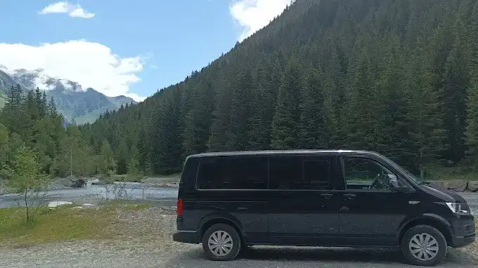 Taxi VTC Volkswagen Caravelle dans les Alpes