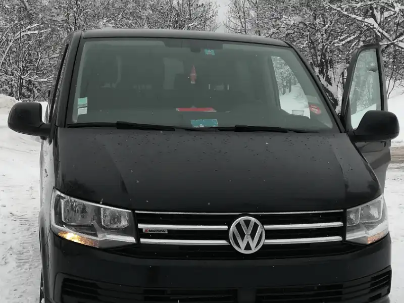 Volkswagen Caravelle de face dans la neige